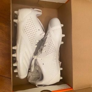 Nike boys cleats New in the box size 5